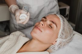 Cuidados após microagulhamento no rosto: cosmética profissional para acelerar a regeneração da pele