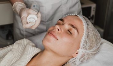 Cuidados após microagulhamento no rosto: cosmética profissional para acelerar a regeneração da pele