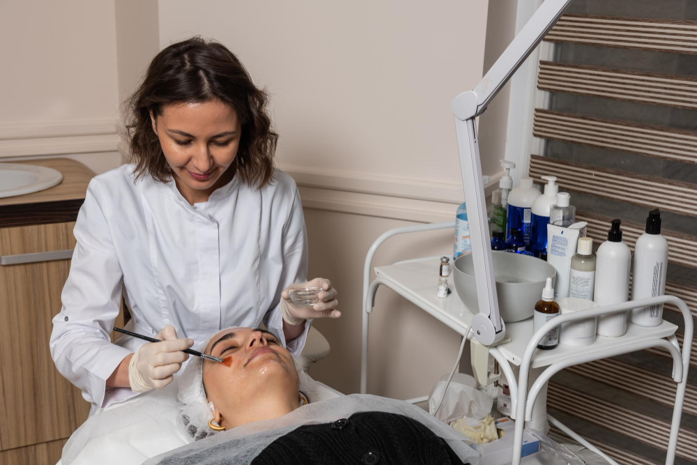 Cosmética profissional para clínicas: como escolher produtos de confiança para tratamentos estéticos avançados