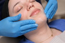 Cuidados pós-procedimento para clínicas: produtos profissionais para complementar a recuperação da pele