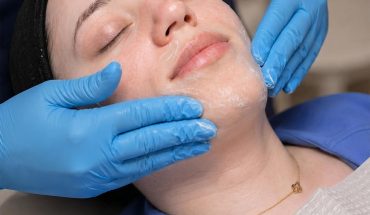 Cuidados pós-procedimento para clínicas: produtos profissionais para complementar a recuperação da pele